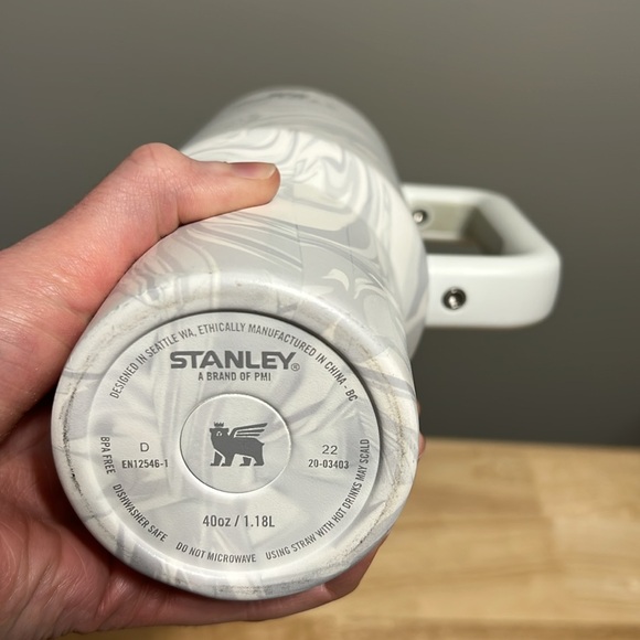 Stanley 40 oz (small dent at bottom- otherwise EUC) - Picture 5 of 7